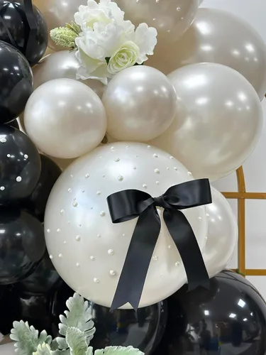 Vista 2 de Kit de arco de globos de 185 piezas negros y de arena de perlas doble relleno con lazos y perlas de imitación, globos negros y blancos
