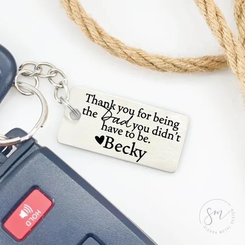 Vista 2 de Llavero de regalo para padrastro con texto en inglés "Thank You For Being The Dad You Didn't Have To Being The Dad You Didn't Have To Be the