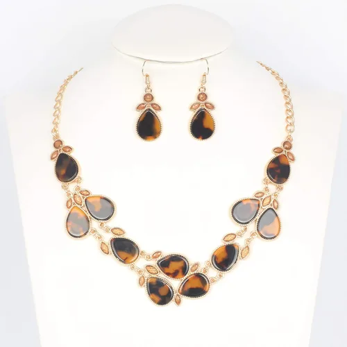 Vista 3 de Firstmeet - Conjunto de collar de resina brillante con aretes