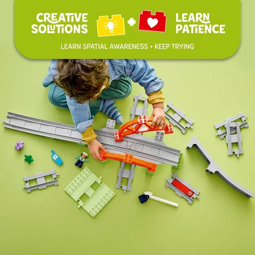Vista 3 de LEGO DUPLO Town - Juego de expansión de puente y pistas de tren, 10 piezas adicionales de vías de tren, juego de tren para preescolar y niños