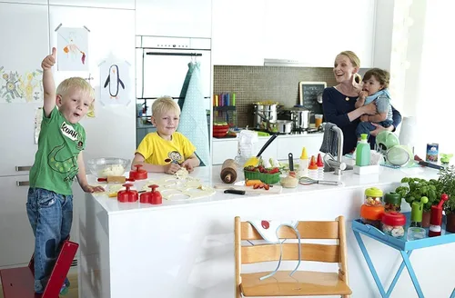 Vista 7 de Kuhn Rikon Kinderkitchen Juego de cuchillos de chef para niños de 6 pulgadas, 2 piezas, verde/azul, borde recto y cuchillo dentado, herramienta