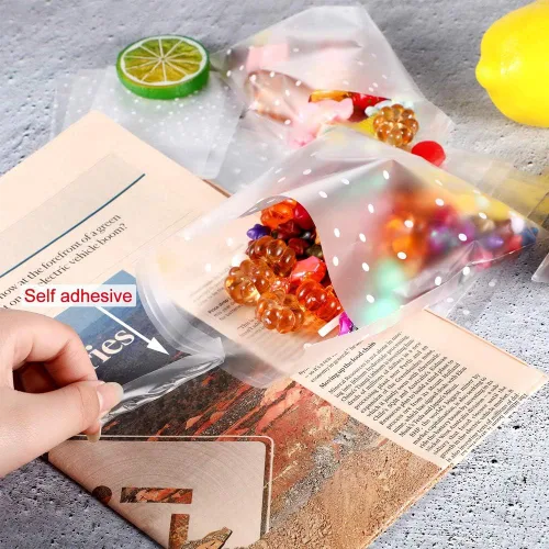 Vista 3 de Juego de 500 bolsas autoadhesivas para golosinas, de 3.9 pulgadas, de celofán con lunares blancos, para fiestas, para piruletas, dulces, chocolates