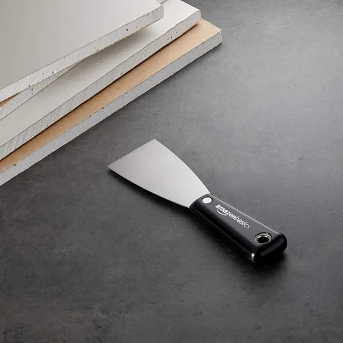 Vista 4 de Amazon Basics Rascador de cuchillo de masilla con mango de nailon flexible, con hoja de acero al carbono, 2 pulgadas