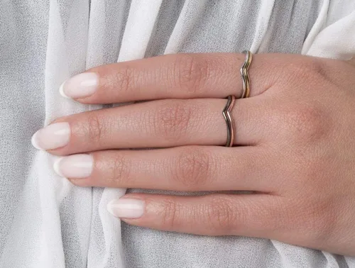 Vista 6 de Anillo de cheurón para mujer en oro macizo de 9K, 14K y 18K, anillo apilable en cualquier tamaño, banda de nudillos apilable ultrafina, regalo