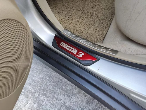 Vista 3 de Protector de rasguños para umbral de puerta de automóvil, para Mazda 3 2015-2022, piezas de accesorios, cubierta de placa protectora de entrada