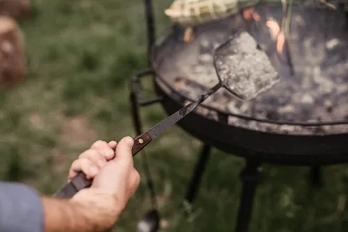 Vista 7 de Barebones Cowboy Grill - Pala de carbón de acero inoxidable duradera con mango de nogal para hoguera