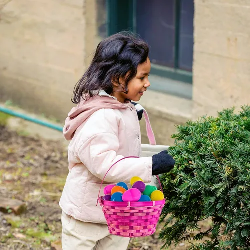 Vista 9 de Huevos de Pascua de plástico sorpresa juguetes ciegos bolsas de colores surtidos brillantes y vacíos, cestas de manualidades para juegos de caza