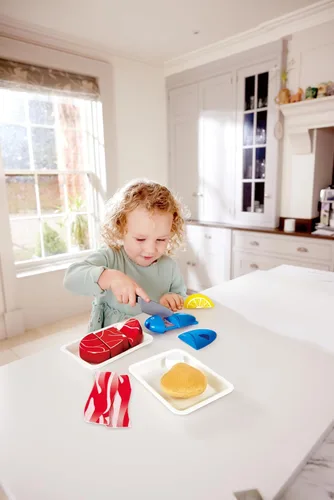 Vista 5 de Hape Tasty Proteins Set Juego de comida de madera para niños, juego básico de ingredientes y accesorios de cocina, multicolor