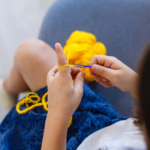 Vista 6 de LoveInUSA 100 agujas de hilo para niños y principiantes, agujas de coser de plástico de ojo grande de 2.7 pulgadas para ganchillo, tejido, tapiz
