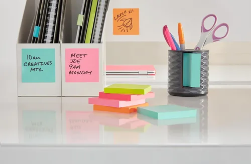 Vista 4 de Post-it Dispensador de notas, diseño vertical, notas emergentes, negro con patrón geométrico gris, 1 bloc de notas súper pegajoso Aqua Splash de 3 x