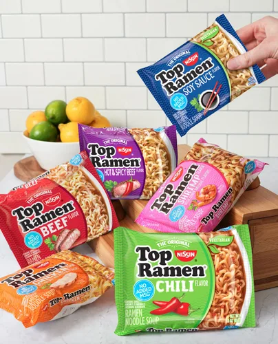 Vista 6 de Nissin Top Ramen Comida rápida y conveniente lista en minutos con agua caliente.