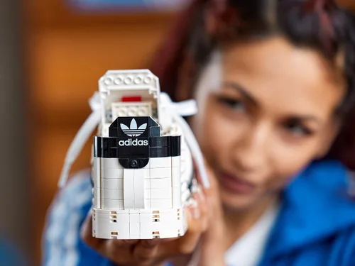 Vista 9 de LEGO Adidas Originals Superstar 10282 Kit de construcción; construye y muestra la icónica zapatilla; nuevo 2021 (731 piezas)
