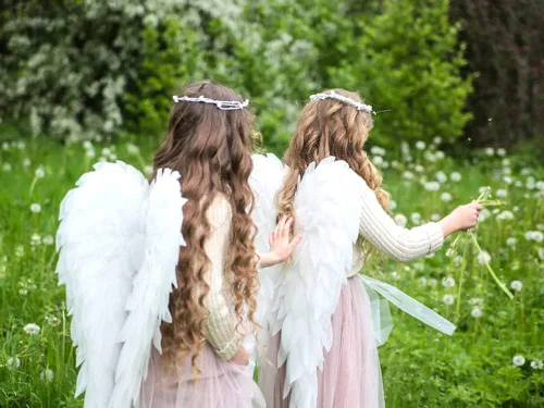 Vista 5 de Diadema de alas de ángel y halo para niños y niñas, alas de plumas blancas y negras para niños y adultos