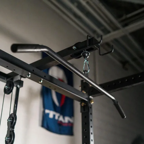 Vista 4 de Titan Fitness Accesorio corto para rack de torre LAT para bastidores de alimentación atornillados serie T-3 y X-3, capacidad de carga olímpica