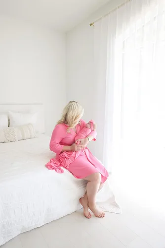 Vista 3 de Posh Peanut Bata de mamá para maternidad, parto de parto, ropa de descanso de lactancia suave, viscosa de bambú