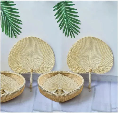 Vista 5 de TJCGCKK - Ventilador de paja tejida hecha a mano para verano, ventilador de mano de ratán, rafia, caña de caña, ventilador de paleta manual natural