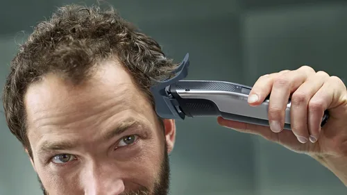 Vista 10 de Norelco Philips BT5511/49 - Cortadora de barba y cortapelos serie 5500, eléctrica, inalámbrica, de una pasada, con función lavable para una fácil