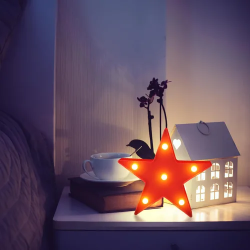 Vista 5 de Jutom 4 piezas de luces de noche de estrella LED de plástico en forma de estrella letrero iluminado marquesina lámpara de escritorio para regalo rojo
