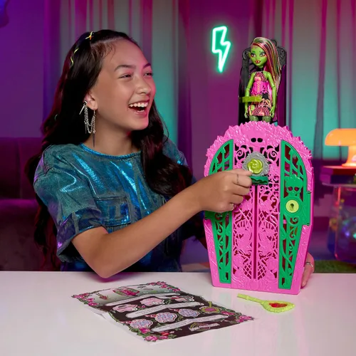 Vista 2 de Set de muñeca y accesorios Monster High Skulltimate Secrets, Venus McFlytrap de Garden Mysteries con armario revelable y más de 19 sorpresas