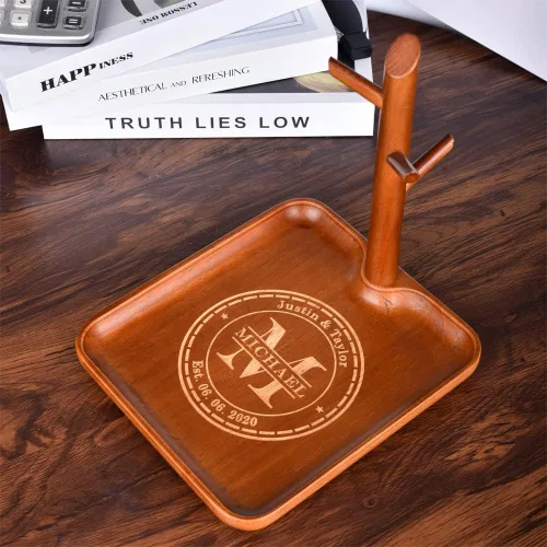 Vista 4 de Cuenco para llaves de madera personalizado para mesa de entrada, organizador de bandeja de valet de madera grabada personalizada con 3 estantes