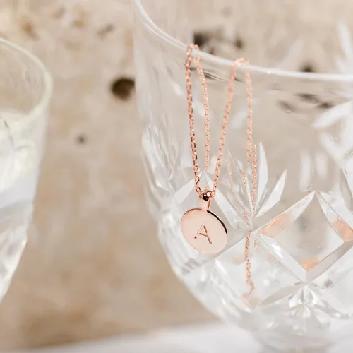 Vista 4 de PAVOI - Collar con dije de letra inicial chapado en oro de 14 quilates para mujer Collar con inicial alfabética de oro