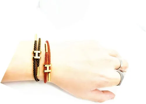 Vista 4 de Pulseras de moda para mujer, pulsera ajustable, hebilla chapada en oro, diseño de hebilla de titanio y cuerda de alambre de acero
