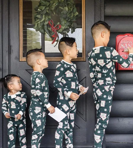 Vista 4 de Burt's Bees Baby Conjuntos de pijamas de Navidad familiares a juego, pijamas de algodón orgánico para niños, niños pequeños, mujeres y adultos
