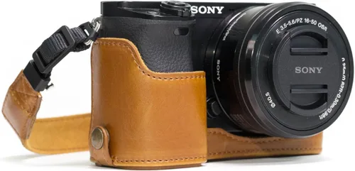Vista 10 de MegaGear Ever Ready - Funda de piel para cámara compatible con Sony Alpha A6300, A6000 Negro