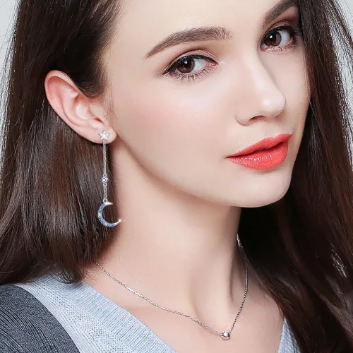 Vista 2 de Aretes de plata fina 925 en forma de corazón colgante para mujeres y niñas.