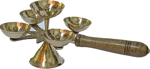 Vista 5 de Lámpara de aceite dorada hecha a mano de puja india para Diwali Pooja Artículo akhand Diya para Pooja Propósito (8.5 X 4 PULGADAS)