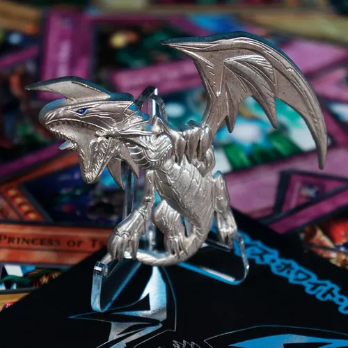 Vista 2 de Yu-Gi-Oh! Insignia de pin chapada en plata .999 de edición limitada Dragón blanco de ojos azules