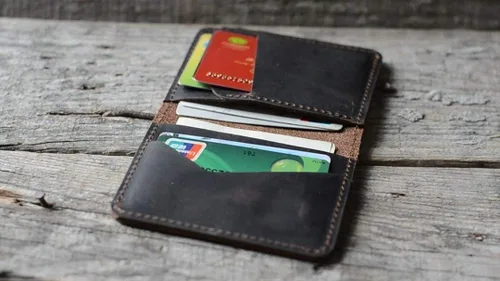 Vista 4 de Cartera minimalista hecha a mano de cuero envejecido para hombres tarjetero para regalos flores marrones