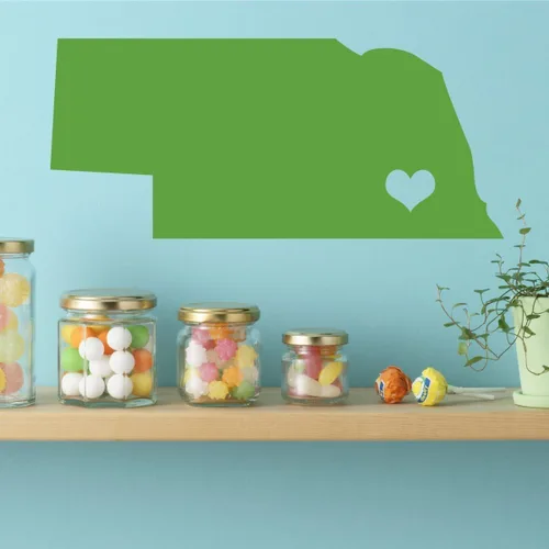 Vista 5 de Nebraska State Decal - Cornhusker State Vinyl Wall Art - Silhouette with Lincoln (Capital City) Marked with Heart