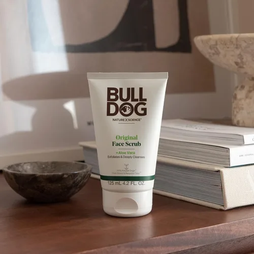 Vista 4 de Kit original completo de cuidado y aseo facial para hombres de Bulldog con hidratante, limpiador facial y exfoliante facial