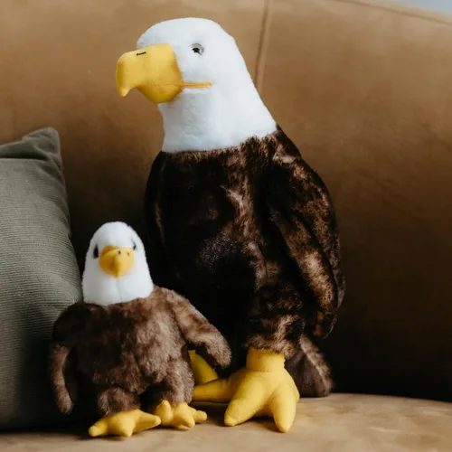 Vista 5 de The Petting Zoo Peluche de águila calva, regalos para niños, animales salvajes del zoológico Onez, juguete de peluche de águila calva de 12 pulgadas