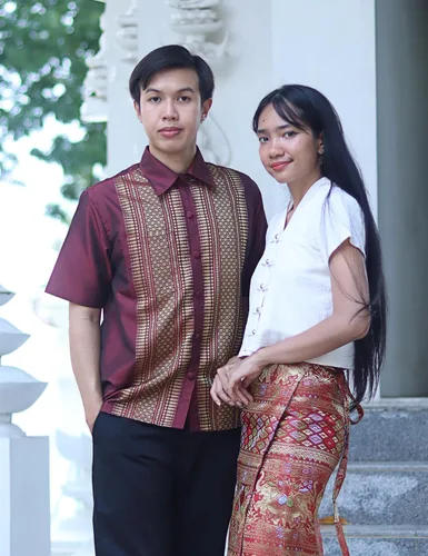 Vista 4 de RaanPahMuang Camisa formal de seda de manga corta con costura tejida del norte de Tailandia Violeta oscuro