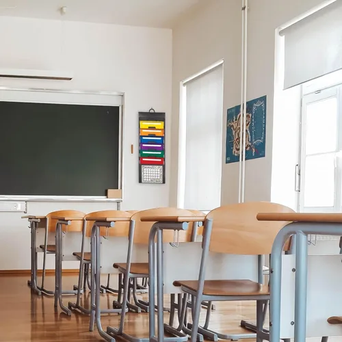 Vista 7 de Samsill Organizador de Archivos de Pared en Cascada, Organización y Almacenamiento para el Aula, 6 Carpetas Colgantes de Polietileno Desmontables