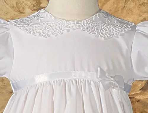 Vista 2 de Vestido de bautismo de polialgodón de 24.0in con cuello de encaje y dobladillo