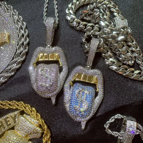 Vista 2 de ICEDIAMOND Iced Out Crazy Dollar Blazing Tongue - Collar con colgante creativo, diamante de circonita cúbica de color brillante con chapado en oro