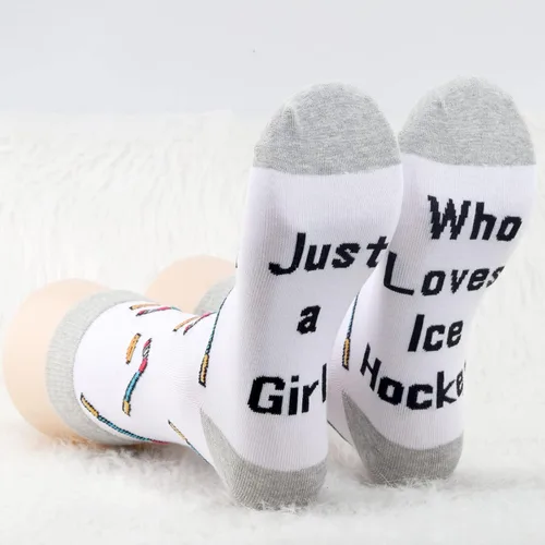 Vista 6 de CMNIM Regalos de hockey sobre hielo para niñas, 2 pares de calcetines novedosos de hockey sobre hielo Just a Girl Who Loves Hockey sobre hielo