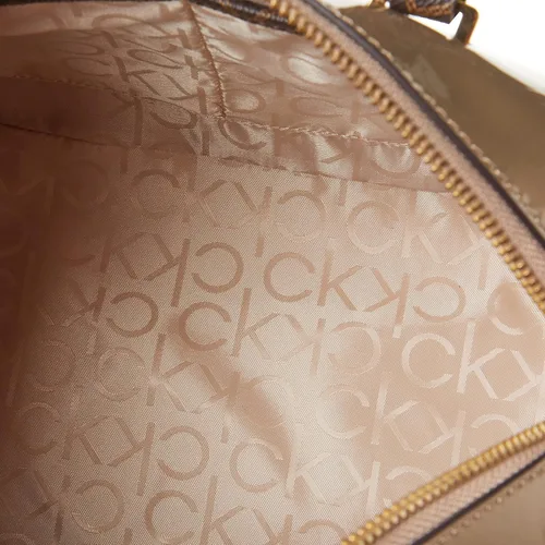 Vista 7 de Calvin Klein Ashley Barrel Satchel, cuadros negros y blancos