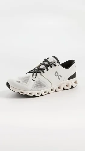 Vista 3 de ON Zapatos deportivos Cloud X Shift para mujer, Marfilnegro