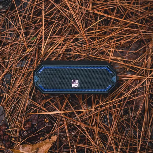 Vista 7 de Altec Lansing - Altavoz Bluetooth inalámbrico HydraJolt, altavoces portátiles impermeables con cargador de teléfono integrado y luces, todo a prueba
