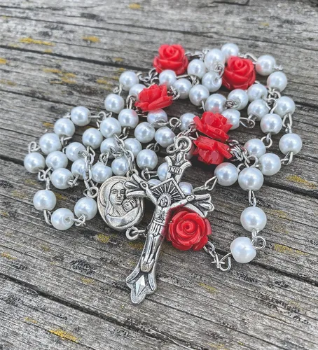 Vista 3 de Perlas blancas Collar de Rosario Católico Nuestra Rosa Flores Rojas Centro de la Medalla y Cruz
