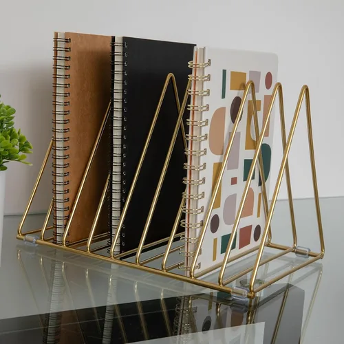 Vista 2 de Martha Stewart Ryder Gold Mesh Metal 9 Ranuras Triángulo Archivador de Revistero Organizador de Escritorio Organizador Clasificador