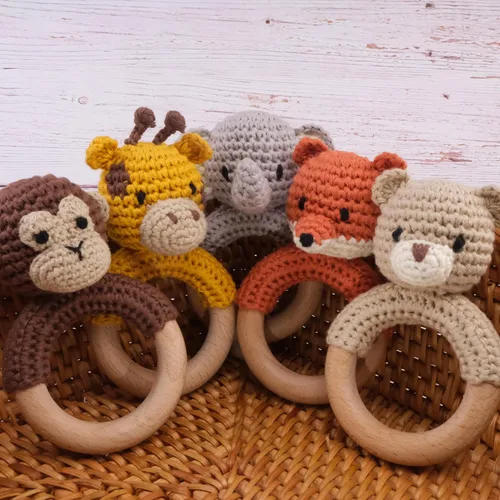 Vista 4 de Joliecraft Juguetes Sonajeros de Madera de Animales de Safari para Bebé, Sonajero de Ganchillo Relleno con Anillo Mordedor para Recién Nacido, Oso
