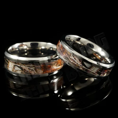 Vista 7 de Niv's Bluing, anillo de boda de titanio con incrustaciones de camuflaje de 0.315in