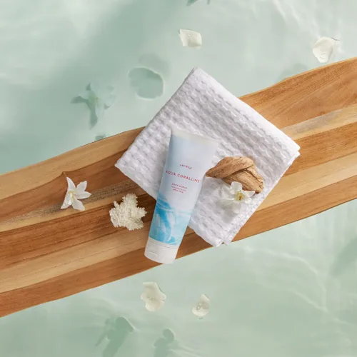 Vista 3 de Thymes Exfoliante corporal infundido con cuentas de hialuronato y jojoba que aumentan la hidratación, exfoliantes corporales hidratantes