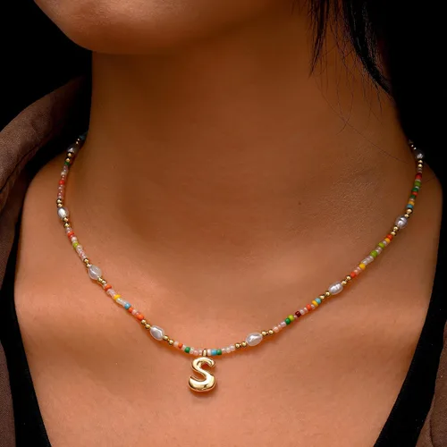 Vista 3 de Ritach - Regalos de Navidad para nietas, adolescentes y niñas, collar con inicial de perlas de colores claros, collar con dije de burbuja dorada