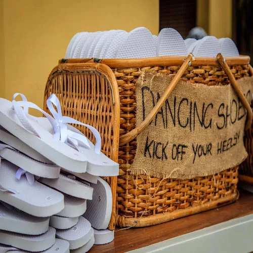 Vista 3 de 50 pares de chanclas a granel para mujeres, invitados de boda, invitados de Bnb, hoteles, fiestas de pedicura y donaciones benéficas